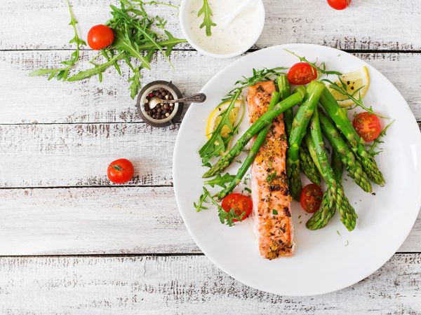 Salmon with champagne sauce and asparagus