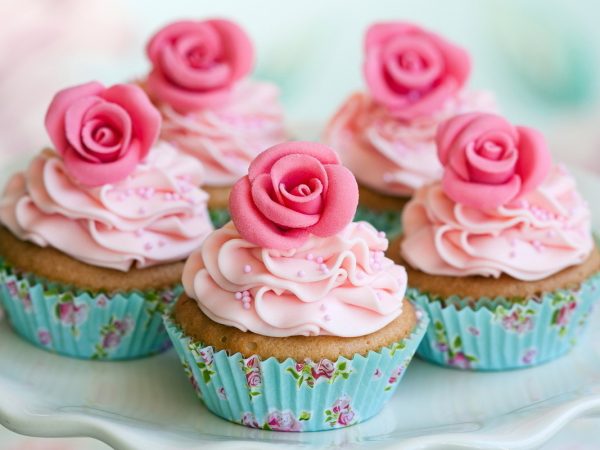 Pink icing rose cupcakes